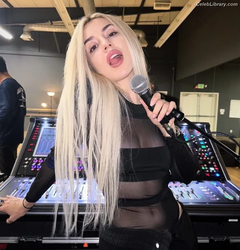 Ava Max photo 9 of 2136