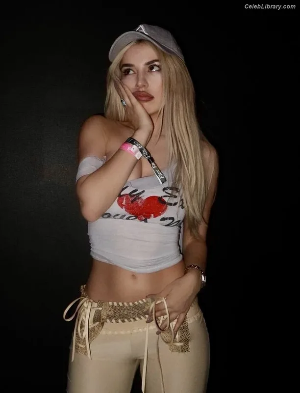Ava Max photo 24 of 2136