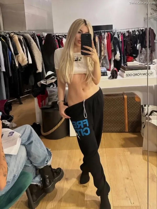 Ava Max photo 5 of 2136