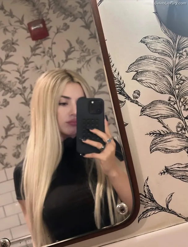 Ava Max photo 7 of 2136