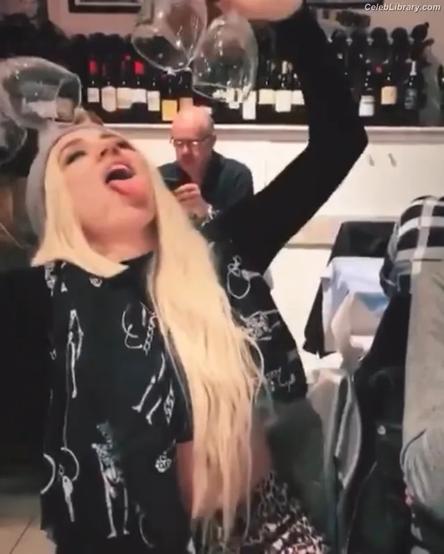 Ava Max photo 22 of 2136