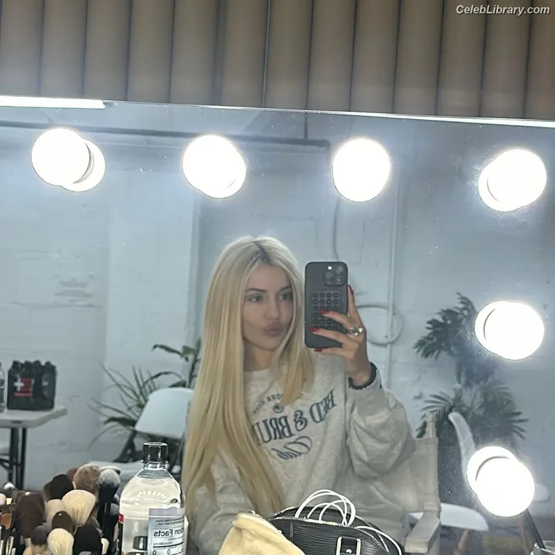 Ava Max photo 24 of 2136