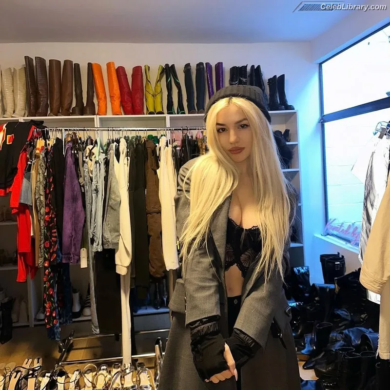 Ava Max photo 23 of 2136