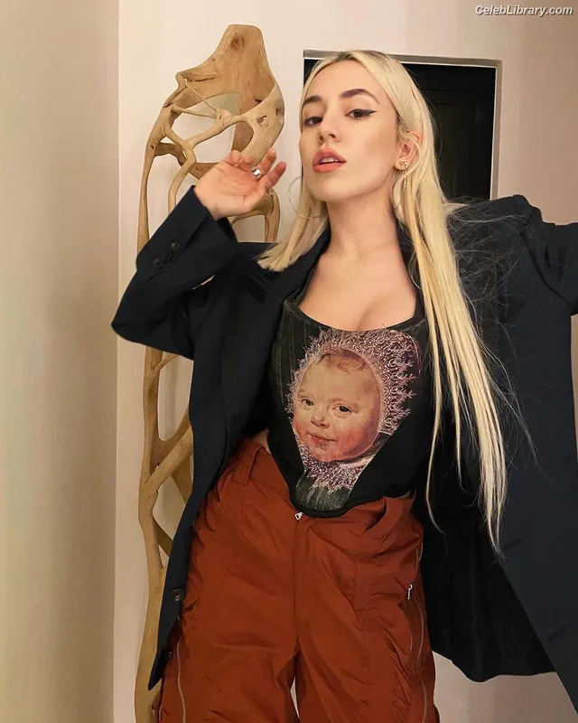 Ava Max photo 23 of 2136