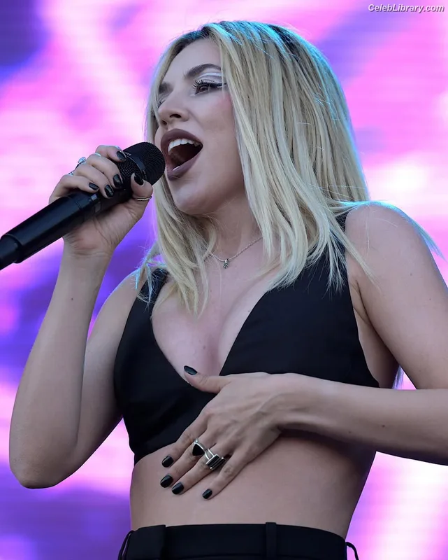 Ava Max photo 7 of 2136