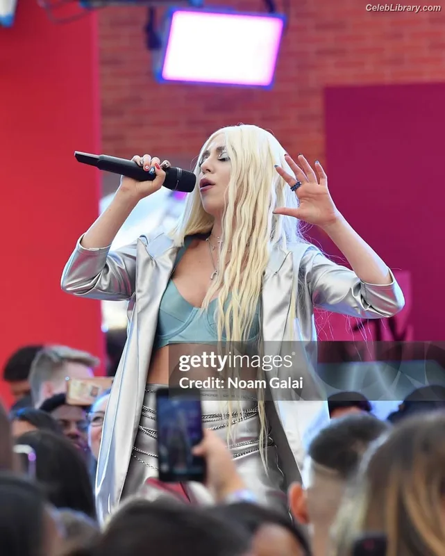 Ava Max photo 21 of 2136