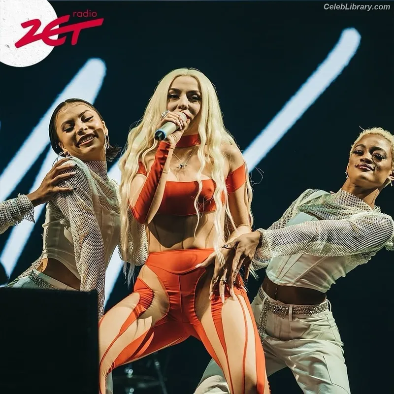 Ava Max photo 1 of 2136