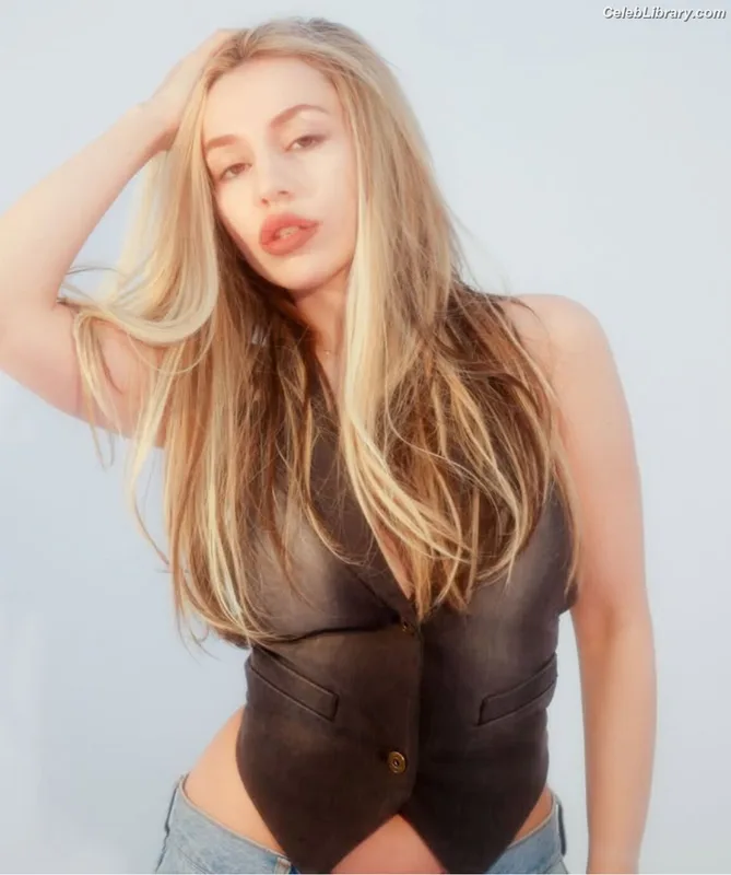 Ava Max photo 22 of 2136