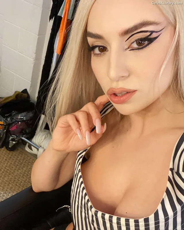 Ava Max photo 24 of 2136