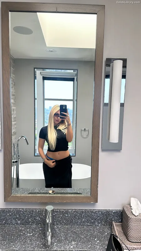 Ava Max photo 1 of 2136