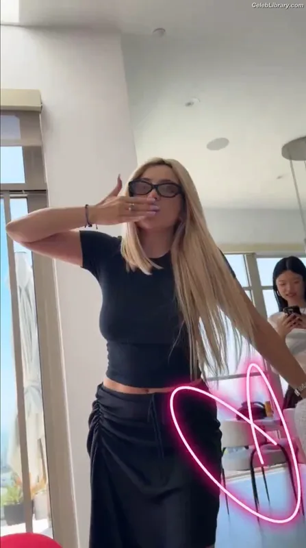 Ava Max photo 3 of 2136