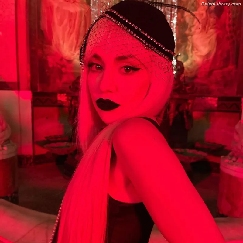 Ava Max photo 4 of 2136