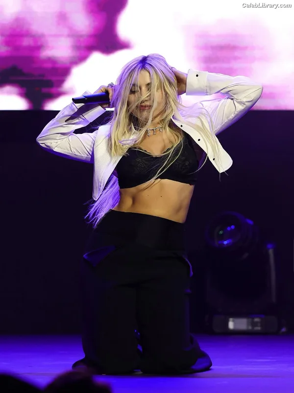 Ava Max photo 8 of 2136