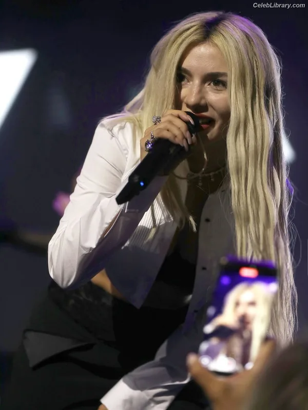 Ava Max photo 9 of 2136