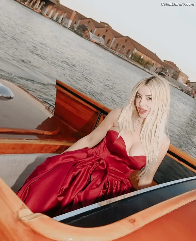 Ava Max photo 22 of 2136