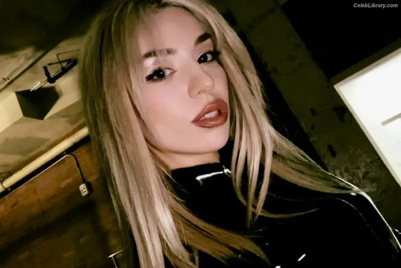Ava Max photo 1 of 2136