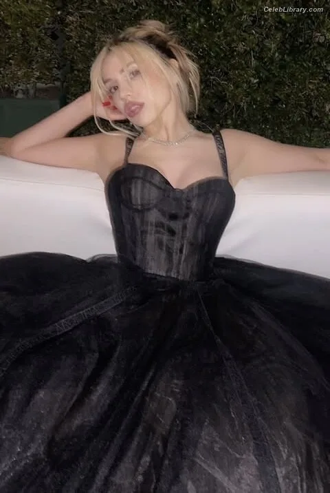 Ava Max photo 11 of 2136