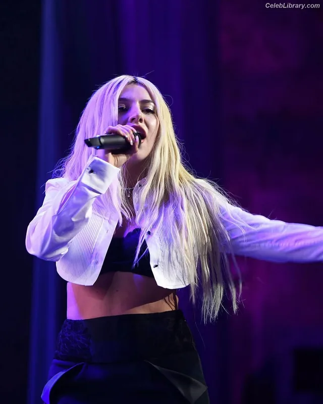 Ava Max photo 3 of 2136