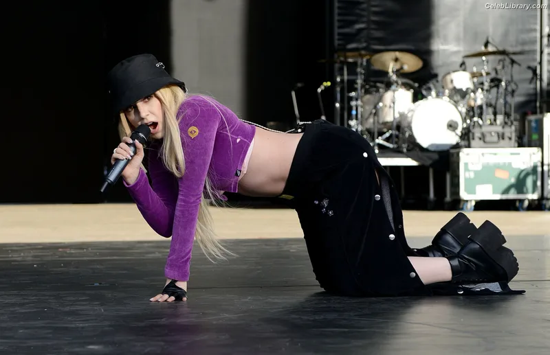 Ava Max photo 23 of 2136