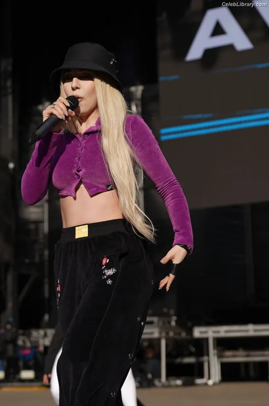 Ava Max photo 4 of 2136