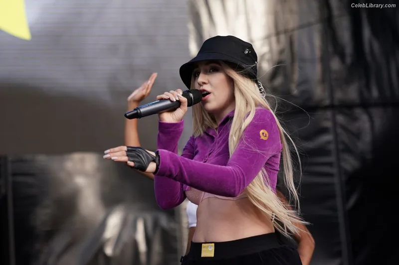 Ava Max photo 6 of 2136