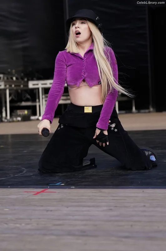 Ava Max photo 11 of 2136