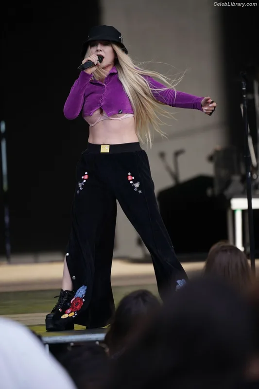 Ava Max photo 12 of 2136