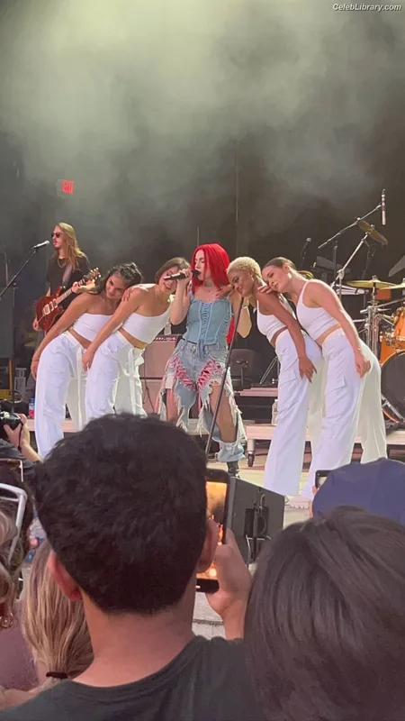 Ava Max photo 10 of 2136
