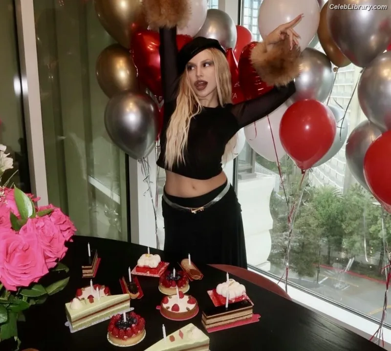 Ava Max photo 4 of 2136