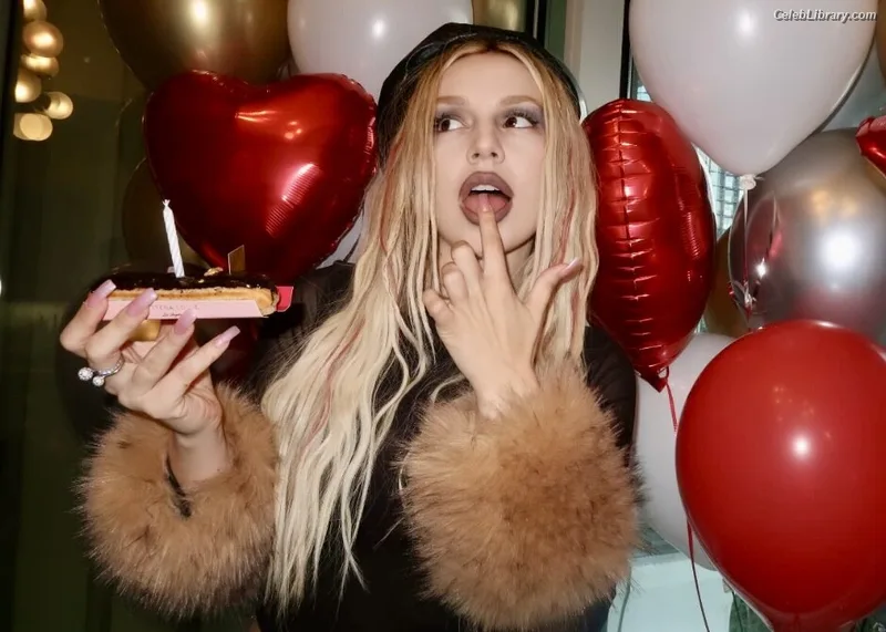 Ava Max photo 5 of 2136