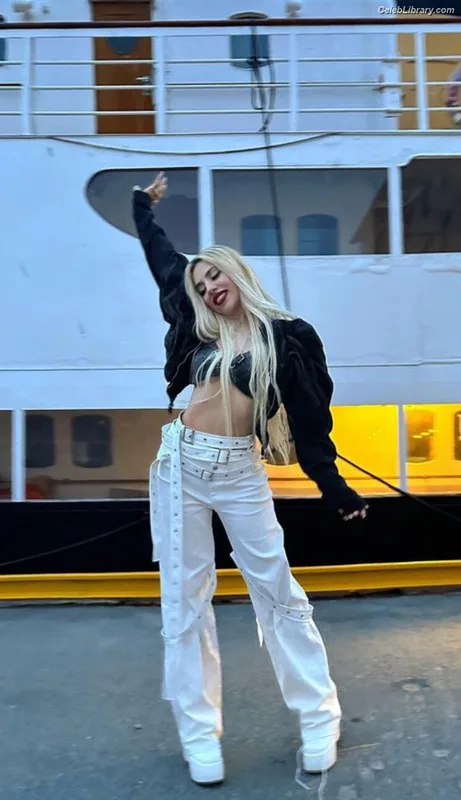 Ava Max photo 19 of 2136