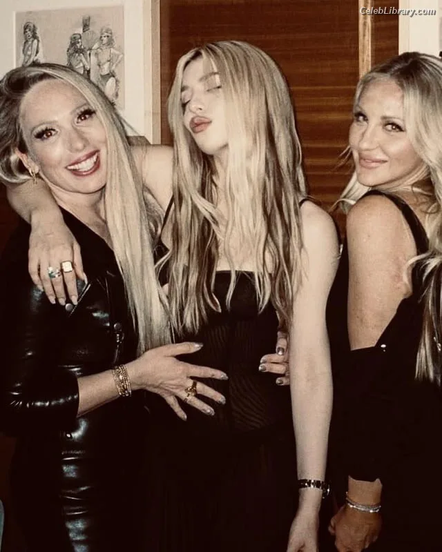 Ava Max photo 1 of 2136