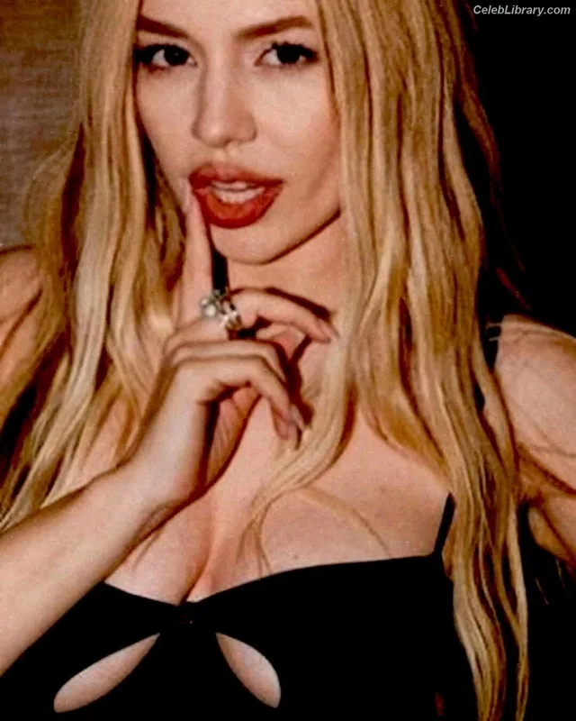 Ava Max photo 6 of 2136