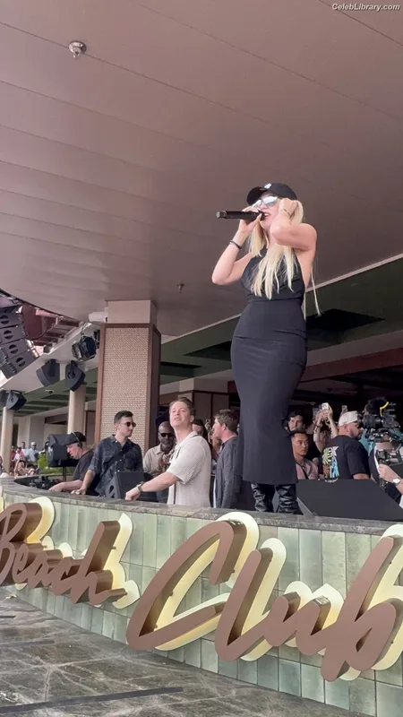 Ava Max photo 5 of 2136