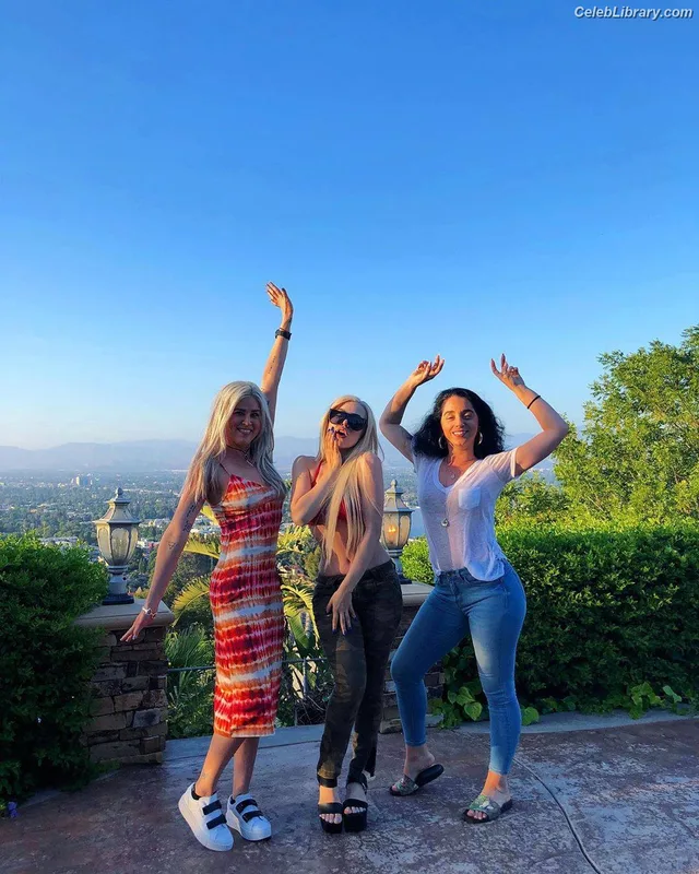 Ava Max photo 22 of 2136