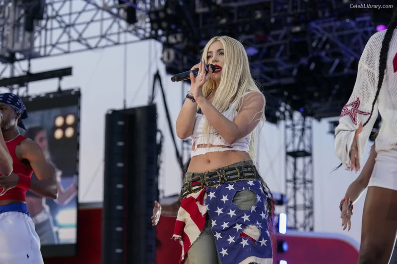 Ava Max photo 8 of 2136