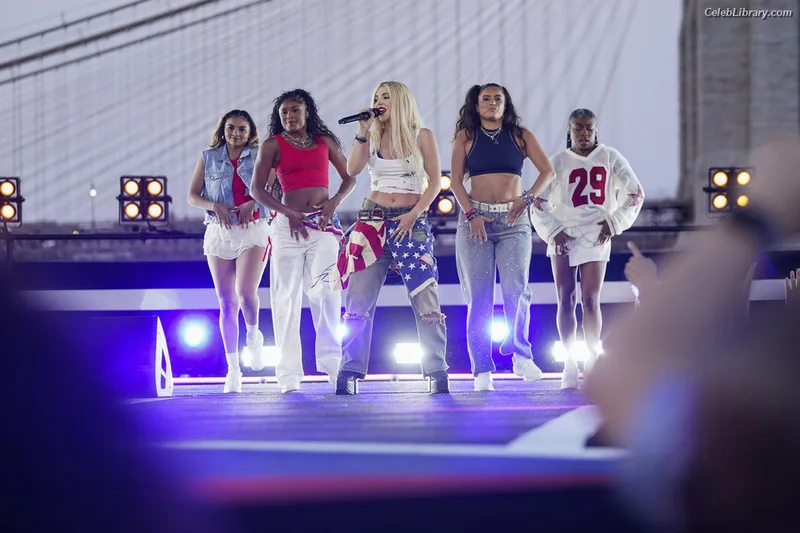 Ava Max photo 9 of 2136