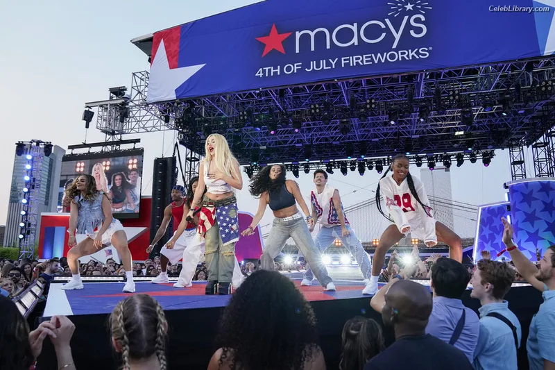 Ava Max photo 10 of 2136