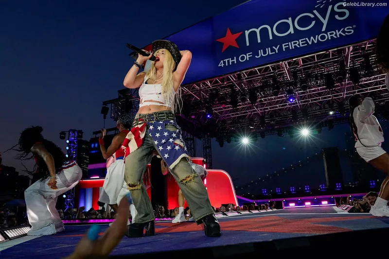 Ava Max photo 21 of 2136