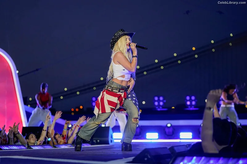 Ava Max photo 22 of 2136