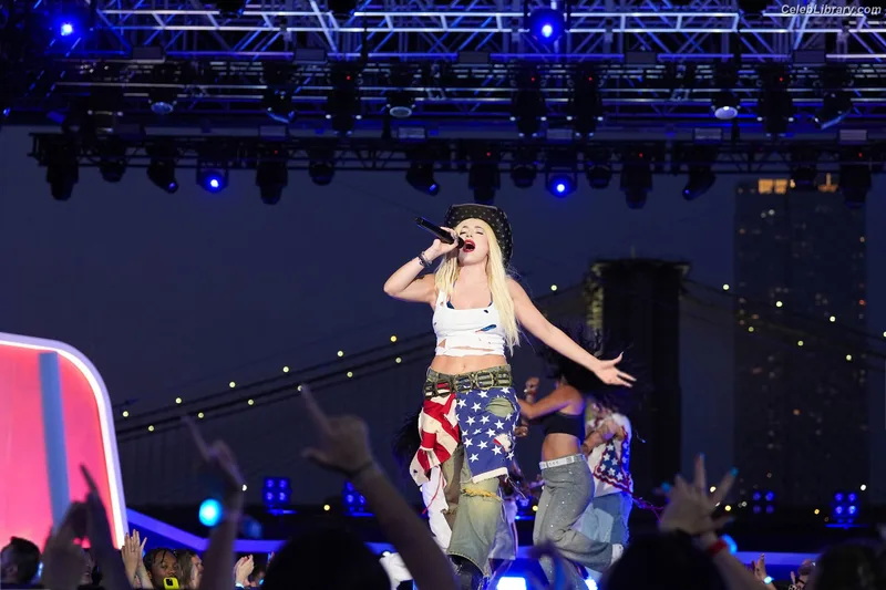 Ava Max photo 1 of 2136