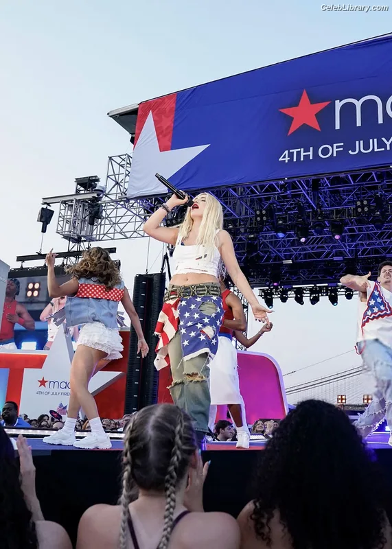 Ava Max photo 2 of 2136