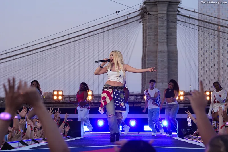 Ava Max photo 3 of 2136