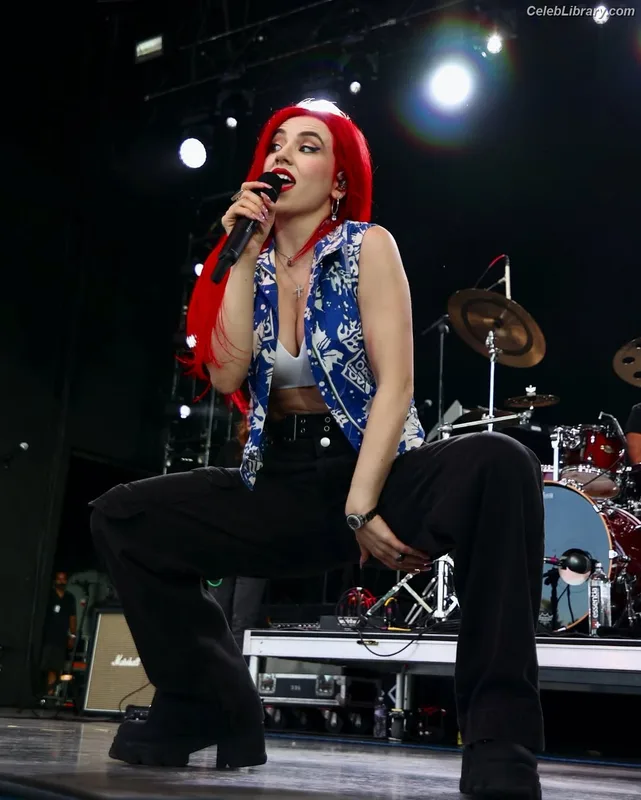 Ava Max photo 11 of 2136