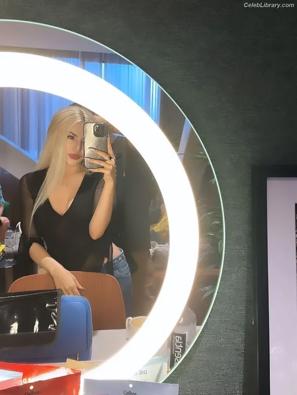 Ava Max photo 21 of 2136