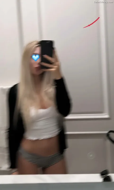 Ava Max photo 7 of 2136