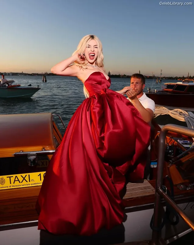 Ava Max photo 3 of 2136
