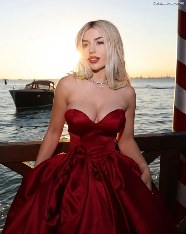 Ava Max photo 4 of 2136