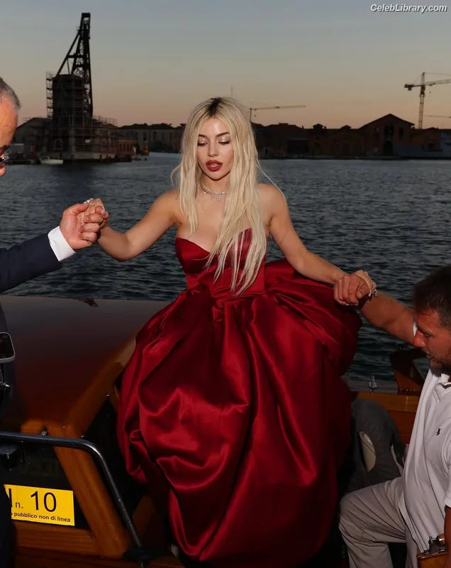 Ava Max photo 10 of 2136