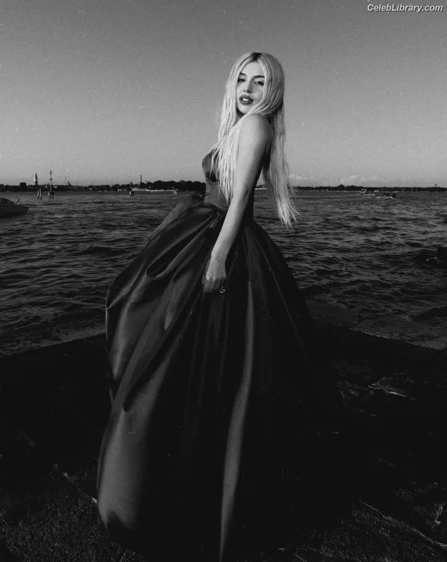 Ava Max photo 13 of 2136